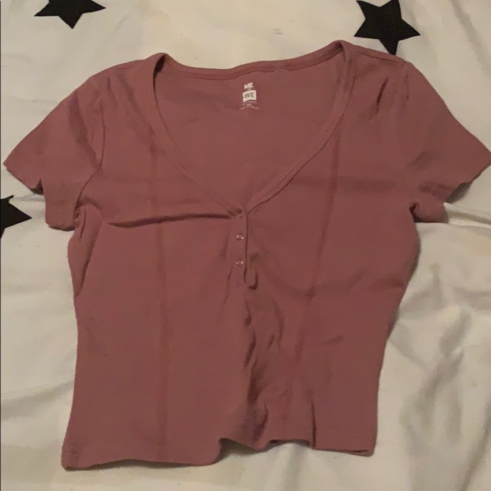 mauve colored v-neck shirt